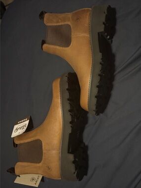 Ariat Tan Chelsea Lug-Soled Ankle Boots